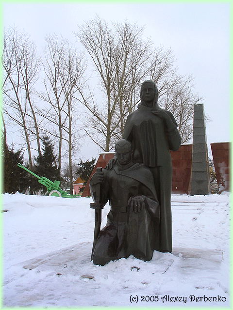 Фрагмент мемориала воинам – защитникам поселка
(Орловская область, Новодеревеньковский район, поселок Хомутово)
февраль 2005 года, камера Canon A75
