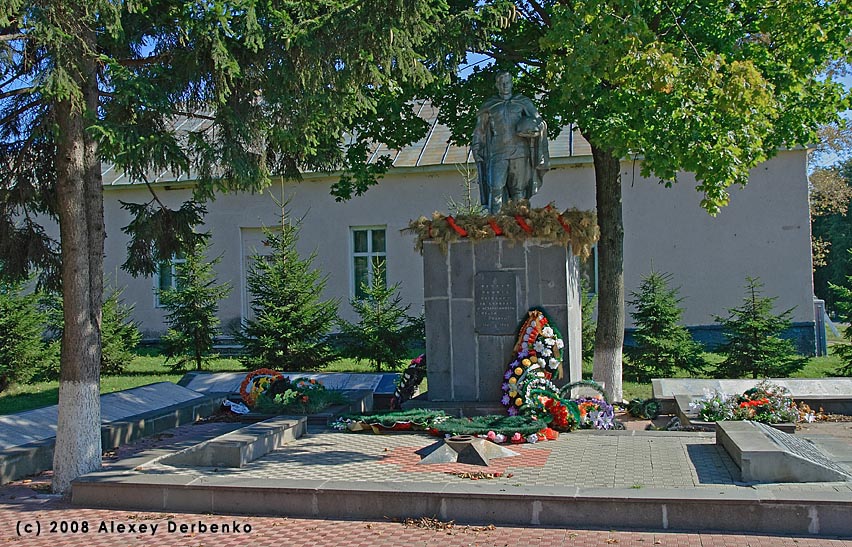 Памятник героям Великой Отечественной войны
(Орловская область, Троснянский район, поселок Тросна)