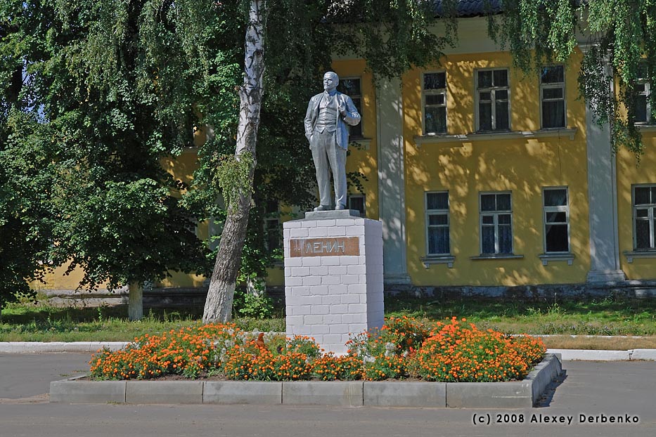 Памятник Ленину
(Орловская область, Троснянский район, поселок Тросна)